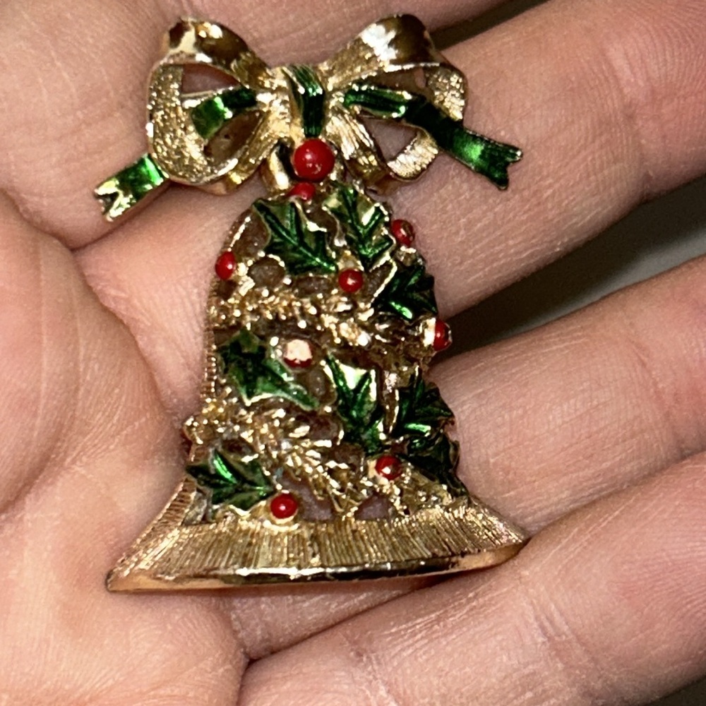 Gerry’s Vtg Holiday Christmas Bell Gold-Tone Brooch W/Green/Red Enamel Accents - Picture 2 of 5